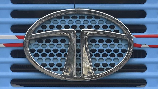 Membungkus mobil baru dengan gelembung plastik merupakan cara Tata Motors semasa new normal untuk mencegah penularan Covid-19.