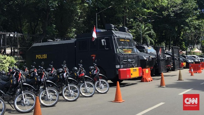 Kendaraan taktis (Rantis) terparkir di lapangan Polda Metro Jaya untuk mengantisipasi massa usai penyidik menahan pimpinan FPI, Rizieq Shihab, kemarin.