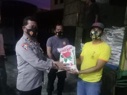 Kabaharkam Salurkan 4,4 Ton Beras ke Korban Banjir di Tebing Tinggi