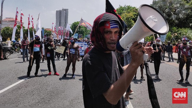 Video seorang polisi menyerukan halal darah mahasiswa Papua ditembak viral di media sosial, kepolisian menyebut video tersebut dipotong untuk maksud tertentu.