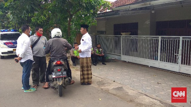 Koordinator aksi di Pamekasan mengatakan massa mengepung rumah Mahfud MD karena marah lihat menko polhukam itu kerap berlebihan saat mengomentari Rizieq Shihab.