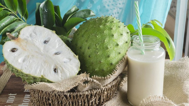 Annona muricata, guanábana3​ entre otros muchos nombres, es un árbol de la familia Annonaceae, cultivado en muchos países tropicales por sus frutos comestibles.   La guánabana es un fruto