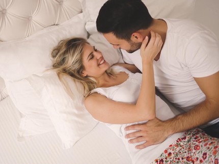 Tips Bercinta Saat Sekasur dengan Anak Batita, Siap-siap Selimut, Bun!