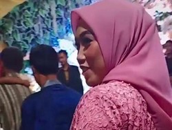 Baru Sebulan Cerai, Viral Ketegaran Wanita Kondangan ke Nikahan Mantan Suami