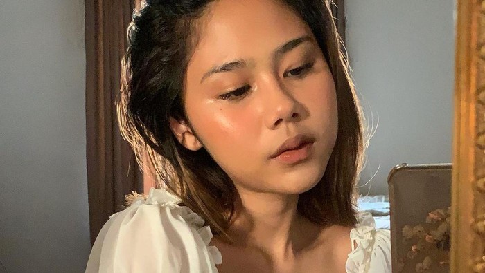 10 Potret Manis Nadin Amizah