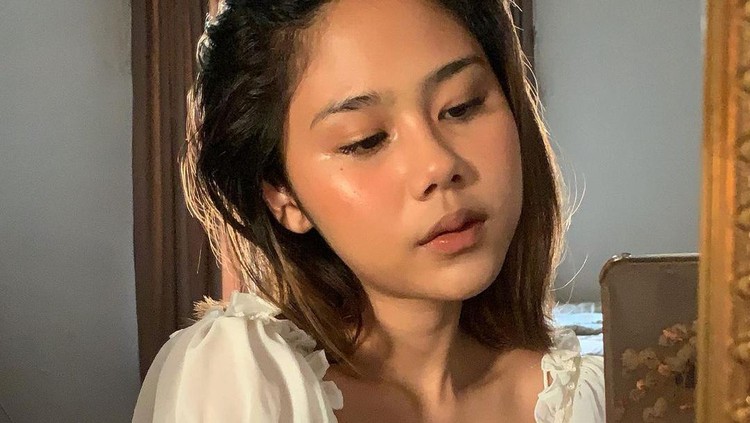 10 Potret Manis Nadin Amizah