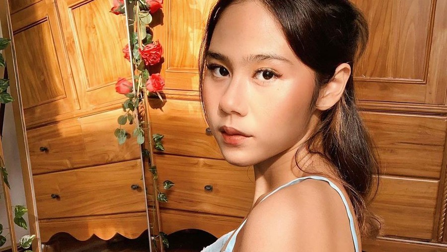 10 Potret Manis Nadin Amizah
