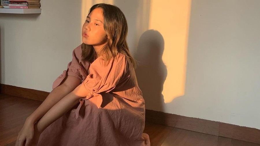 10 Potret Manis Nadin Amizah