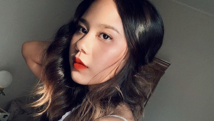 10 Potret Manis Nadin Amizah 10 Potret Manis Nadin Amizah