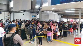 Antrean Mengular di Stasiun Tanah Abang Jelang Dibuka