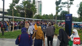 KCI: Antrean Penumpang KRL di Tanah Abang Dampak Penyekatan