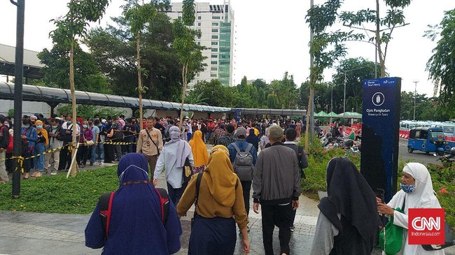 PT KCI menyatakan antrean penumpang komuter di Stasiun Tanah Abang, Rabu (2/12), merupakan dampak penyekatan agar tak terjadi penumpukan di dalam kereta.