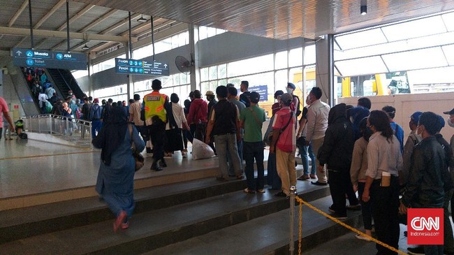 Petugas Stasiun Tanah Abang pun mulai membatasi jumlah penumpang commuter line yang dibolehkan masuk ke peron stasiun.