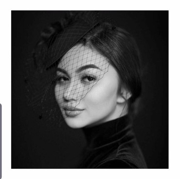 Baca Buku Sambil Tiduran, Ariel Tatum Bikin Netizen Resah