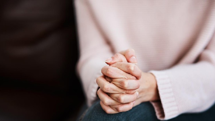 cerita bunda Cropped shot of a woman sitting on a sofa and feeling anxious