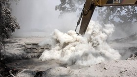 Jembatan Lumajang Ambruk karena Erupsi Semeru, Evakuasi Terkendala