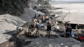 FOTO : Menengok Dampak Erupsi Gunung Semeru Gunung Semeru mengalami erupsi yang menyebabkan awan panas letusan meluncur ke arah Curah Besuk Kobokan sepanjang 11 kilometer.