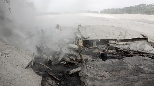 BPBD mengatakan banjir lahar dingin Gunung Semeru masih terpantau aman di jalurnya dan tidak meluber dari jalurnya.
