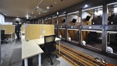FOTO: Kerja dari 'Kapsul' di Jepang Sepinya turis mancanegara membuat salah satu hotel kapsul di Jepang mengubah kamarnya menjadi ruang kerja.