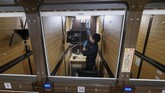FOTO: Kerja dari 'Kapsul' di Jepang Sepinya turis mancanegara membuat salah satu hotel kapsul di Jepang mengubah kamarnya menjadi ruang kerja.
