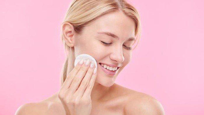 5 Cara Memilih Toner yang Tepat untuk Kulit Berminyak
