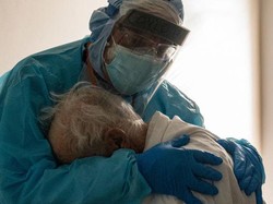 Haru, Dokter Peluk Kakek yang Menangis karena COVID-19, Fotonya Viral