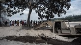 FOTO : Menengok Dampak Erupsi Gunung Semeru Gunung Semeru mengalami erupsi yang menyebabkan awan panas letusan meluncur ke arah Curah Besuk Kobokan sepanjang 11 kilometer.