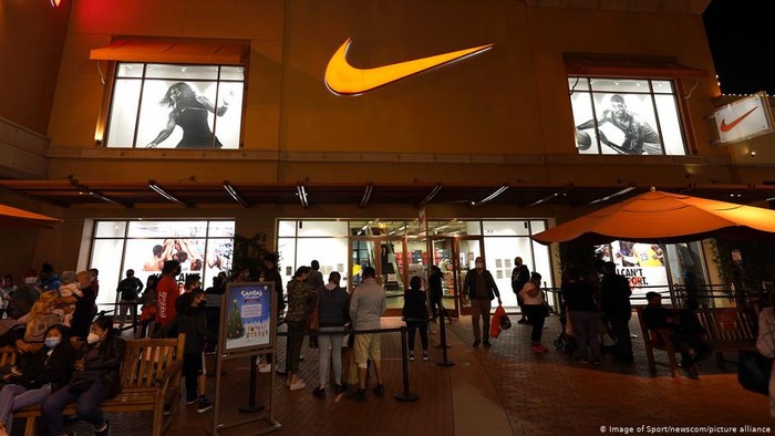 Iklan Nike Jepang tentang Rasisme dan Olahraga Sulut Debat Sengit Netizen Nike Layoff Besar-besaran, Banyak Pejabat Ikut Dipecat