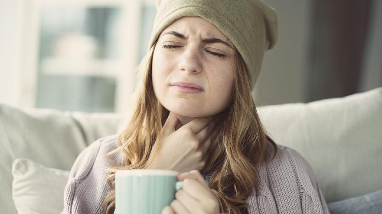 Ilustrasi Sakit Batuk Young woman suffering from cold