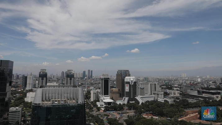 Suasana langit biru di Jakarta terlihat di menara Perpustakaan Nasional, Jakarta, Rabu (2/12). Menurut Badan Meteorologi Klimatologi dan Geofisika (BMKG) Kondisi cuaca yang cerah diakibatkan kelembapan udara yang kering serta angin yang kencang sehingga menghambat pertumbuhan awan hujan dan menyebabkan langit berwarna biru. Berdasarkan data AirVisual dan AirNow menunjukkan Air Quality Index (AQI) dengan polutan PM 2,5 tingkat konsentrasi mikrometer/m³ membaik dalam tiga hari ke belakang. Penurunan konsentrasi akan membuat langit terlihat cerah. Penurunan polusi udara yang berujung dengan indahnya langit Jakarta sempat terjadi pada awal Juli lalu. BMKG mengatakan penurunan polusi udara yang signifikan setelah beberapa pekan penerapan PSBB di DKI Jakarta akibat pandemi Covid-19. (CNBC Indonesia/ Muhammad Sabki)