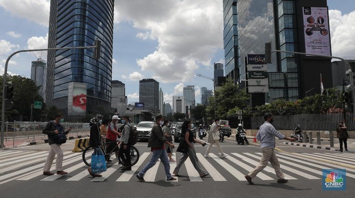 Jakarta Langt Biru Suasana langit biru di Jakarta terlihat di menara Perpustakaan Nasional, Jakarta, Rabu (2/12). Menurut Badan Meteorologi Klimatologi dan Geofisika (BMKG) Kondisi cuaca yang cerah diakibatkan kelembapan udara yang kering serta angin yang kencang sehingga menghambat pertumbuhan awan hujan dan menyebabkan langit berwarna biru. Berdasarkan data AirVisual dan AirNow menunjukkan Air Quality Index (AQI) dengan polutan PM 2,5 tingkat konsentrasi mikrometer/m³ membaik dalam tiga hari ke belakang. Penurunan konsentrasi akan membuat langit terlihat cerah. Penurunan polusi udara yang berujung dengan indahnya langit Jakarta sempat terjadi pada awal Juli lalu. BMKG mengatakan penurunan polusi udara yang signifikan setelah beberapa pekan penerapan PSBB di DKI Jakarta akibat pandemi Covid-19. (CNBC Indonesia/ Muhammad Sabki)