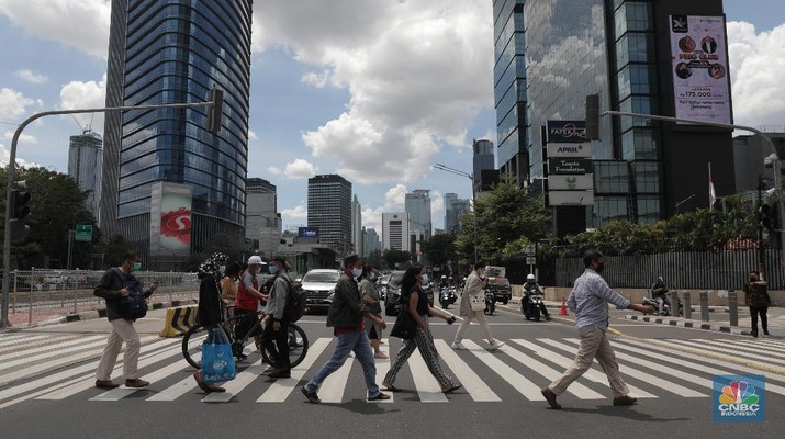 Suasana langit biru di Jakarta terlihat di menara Perpustakaan Nasional, Jakarta, Rabu (2/12). Menurut Badan Meteorologi Klimatologi dan Geofisika (BMKG) Kondisi cuaca yang cerah diakibatkan kelembapan udara yang kering serta angin yang kencang sehingga menghambat pertumbuhan awan hujan dan menyebabkan langit berwarna biru. Berdasarkan data AirVisual dan AirNow menunjukkan Air Quality Index (AQI) dengan polutan PM 2,5 tingkat konsentrasi mikrometer/m³ membaik dalam tiga hari ke belakang. Penurunan konsentrasi akan membuat langit terlihat cerah. Penurunan polusi udara yang berujung dengan indahnya langit Jakarta sempat terjadi pada awal Juli lalu. BMKG mengatakan penurunan polusi udara yang signifikan setelah beberapa pekan penerapan PSBB di DKI Jakarta akibat pandemi Covid-19. (CNBC Indonesia/ Muhammad Sabki)