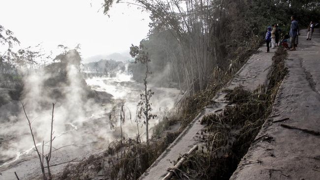 Erupsi Semeru, Perbaikan Jembatan Gladak Perak Butuh 1 Tahun Kementerian PUPR menyatakan perbaikan Jembatan Gladak Perak yang merupakan penghubung Lumajang-Malang butuh waktu 1 tahun. Jembatan rusak akibat erupsi Semeru.