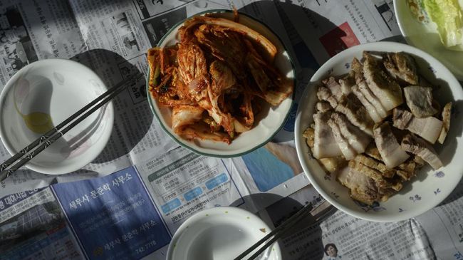 Kimchi menjadi salah satu makanan asal Korea yang dikenal dan banyak dikonsumsi orang Indonesia. Bagaimana asal-usulnya?