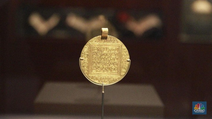 This photo taken Wednesday, March 4, 2015 shows a 10 dinar gold coin from Morocco's Almohad Dynasty on exhibit at the Mohammed VI Museum of Modern and Contemporary art in Rabat, Morocco. The 