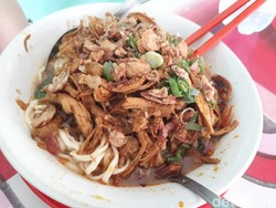 Mie Ayam Mang Oyo: Sensasi Makan Mie Ayam Kuah Rendang Rp 12 Ribu