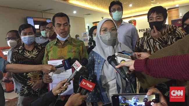 Eks politikus Partai Demokrat Ferdinand Hutahaean dilaporkan ke polisi terkait kicauannya soal peran mantan Wapres Jusuf Kalla dalam kepulangan Rizieq Shihab.