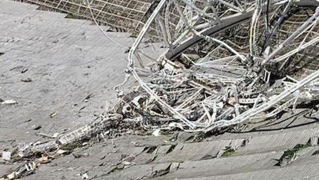 Teleskop raksasa yang digunakan untuk menangkap sinyal radio alien di luar angkasa yang terletak di Puerto Rico hancur.
