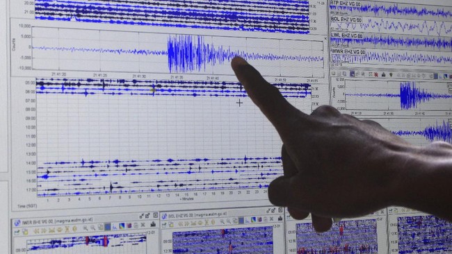 Sejak Jumat (16/4) dini hari hingga tengah hari, setidaknya Gunung Ile Lewotolok NTT erupsi tiga kali dengan tinggi kolom abu maksimal sekitar 1.500 meter.