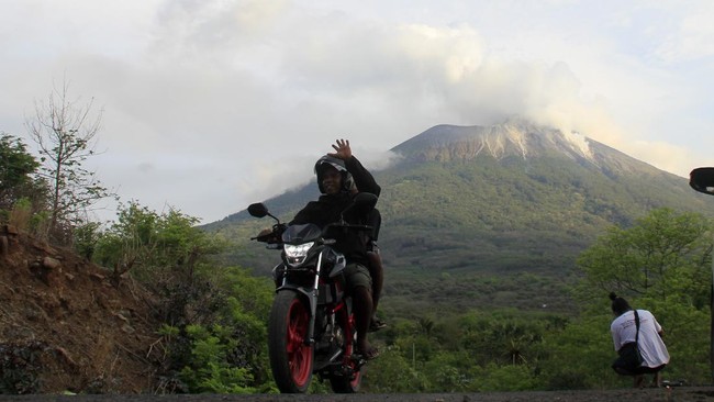 Gunung Ile Lewotolok di Kecamatan Ile Ape, Kabupaten Lembata, Nusa Tenggara Timur (NTT) mengalami 90 kali erupsi sejak Jumat (24/3) sore hingga malam.