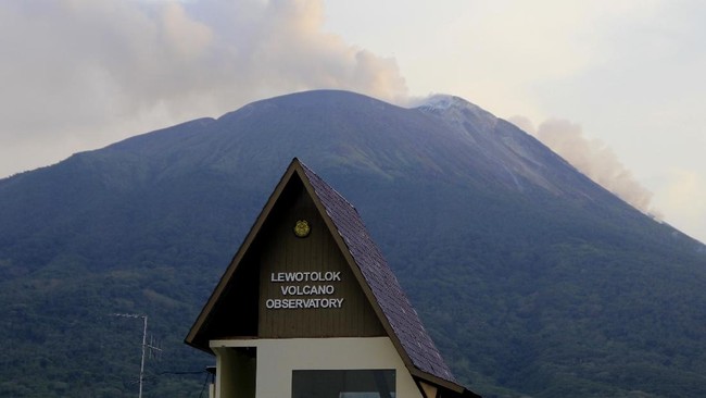 Gunung Ile Lewotolok di Kabupaten Lembata, Nusa Tenggara Timur (NTT) mengalami erupsi pada Rabu (22/3).