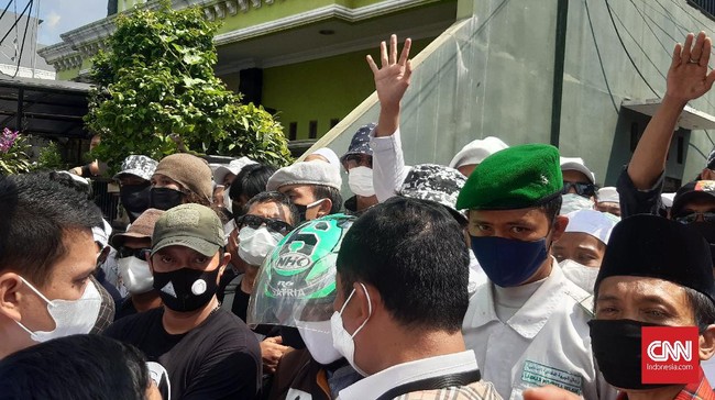 Penyidik Polda Metro Jaya batal menyampaikan surat panggilan kedua untuk Rizieq lantaran pengusiran dan umpatan oleh massa di Petamburan.