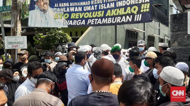 Drama di Petamburan, Brimob Ikut Antar Surat untuk Rizieq Rombongan polisi bolak balik ke Petamburan hanya untuk mengantar surat panggilan Rizieq Shihab. Pasukan Brimob diterjunkan untuk mengurai blokade Laskar FPI.