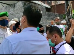 Polisi Kembali ke Petamburan, Laskar FPI Teriak Hayya Alal Jihad!