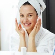 Cara Tepat Menggunakan Witch Hazel, Enggak Cuma Buat Kulit Jerawatan!