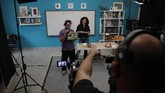FOTO: Di Balik Pembuatan Video Sekolah Online di Yunani Usai lonjakan kasus, Yunani menerapkan sekolah online untuk mencegah Covid-19. Para guru lantas menyiarkan pelajaran lewat siaran TV, seperti apa prosesnya?