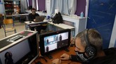 FOTO: Di Balik Pembuatan Video Sekolah Online di Yunani Usai lonjakan kasus, Yunani menerapkan sekolah online untuk mencegah Covid-19. Para guru lantas menyiarkan pelajaran lewat siaran TV, seperti apa prosesnya?