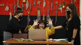 FOTO: Di Balik Pembuatan Video Sekolah Online di Yunani Usai lonjakan kasus, Yunani menerapkan sekolah online untuk mencegah Covid-19. Para guru lantas menyiarkan pelajaran lewat siaran TV, seperti apa prosesnya?