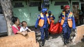 FOTO : Simulasi Kampung Siaga Bencana di Ibu Kota Kegiatan simulasi Kampung Bencana diprakarsai Pemkot Jakpus guna meningkatkan kemampuan petugas dan warga menangani banjir yang kerap terjadi di wilayahnya.