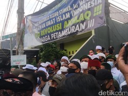 Tegang! Polisi Kembali Lagi ke Petamburan, Laskar Buat Barikade